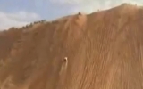 Безумный джип с разгона пытается покорить практически отвесный холм
