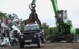 Жестокая расправа с нелегальным Land Rover Defender