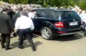 Медведев на внедорожнике неожиданно въехал в толпу встречавших его людей