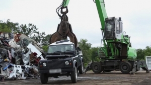 Жестокая расправа с нелегальным Land Rover Defender