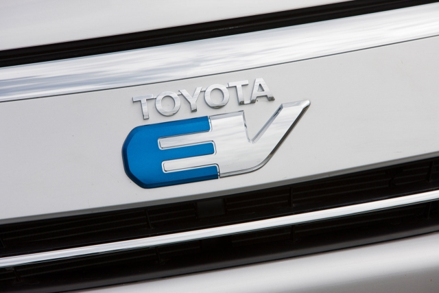 Эмблема на Toyota RAV4 EV